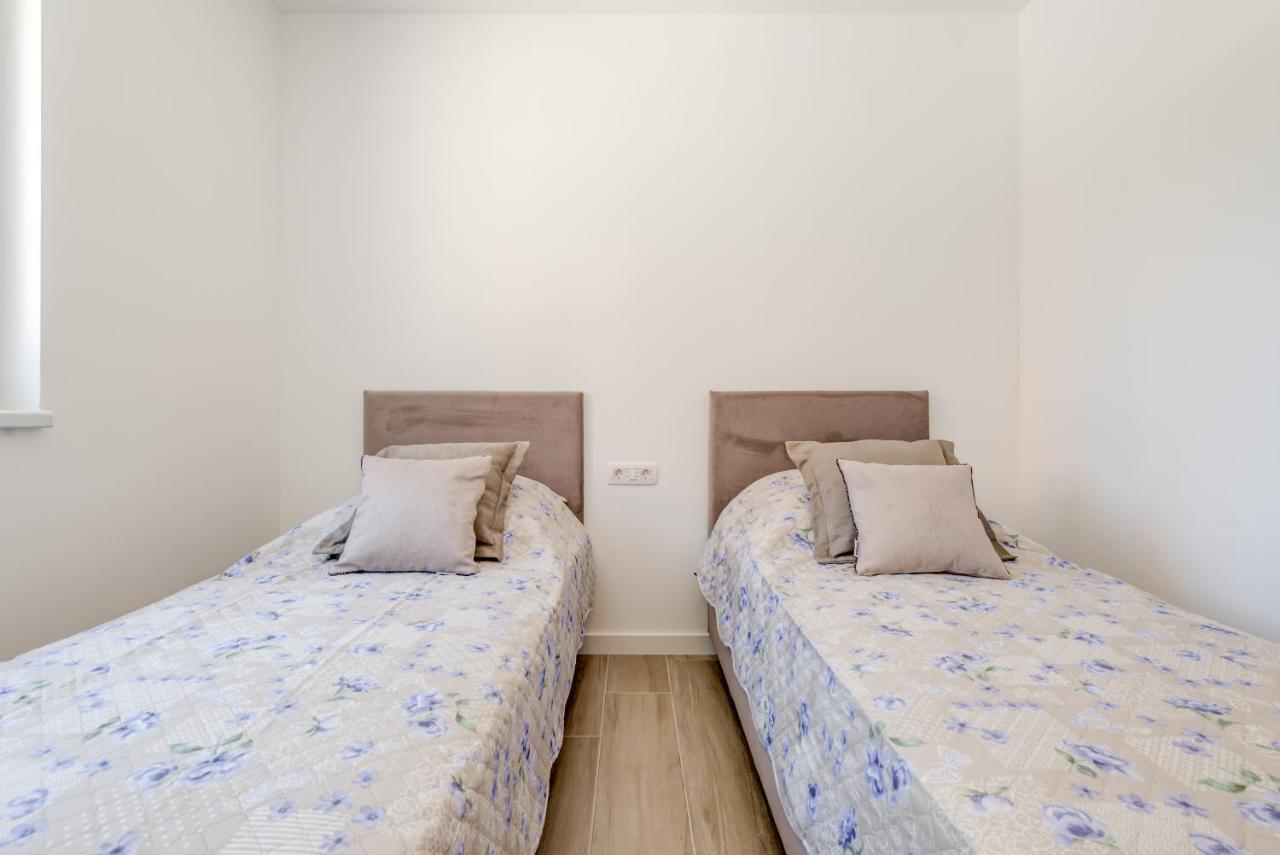 New, Private Heated Swimming Pool, Free Parking, Trogir Centar Apartment Exterior foto
